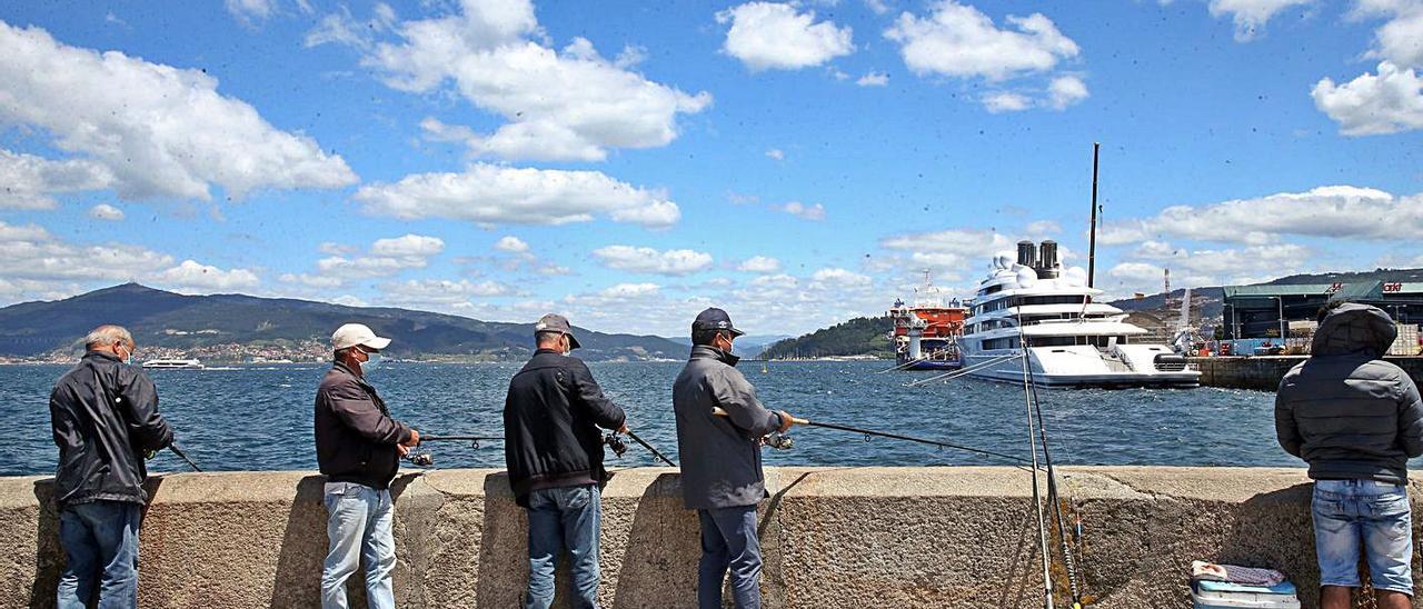 Pescadores recreativos ayer en Vigo.