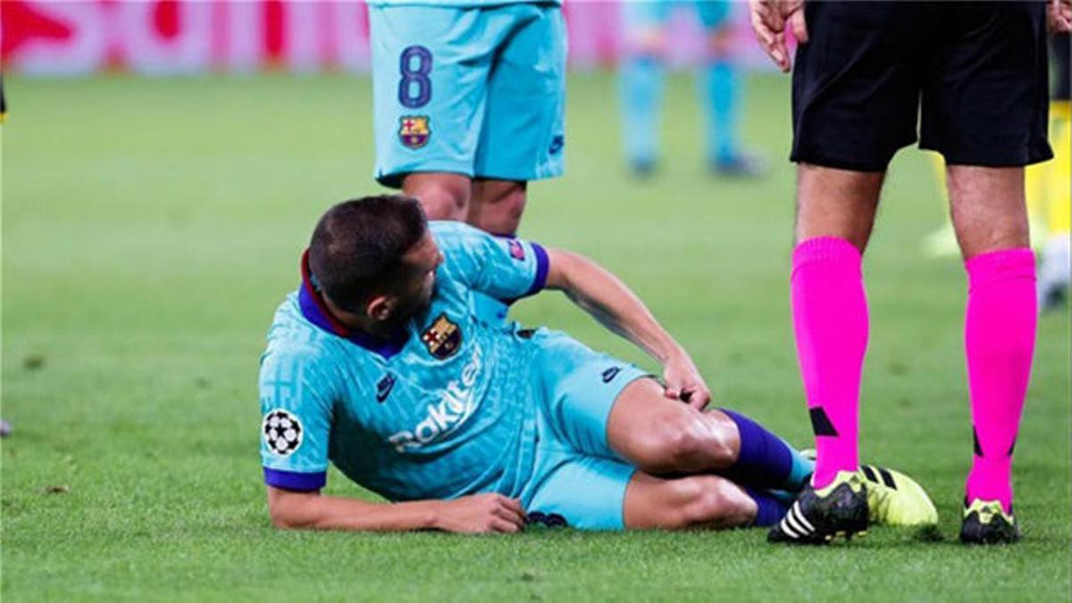 Jordi Alba se resintió de los isquios y pidió el cambio en Dortmund