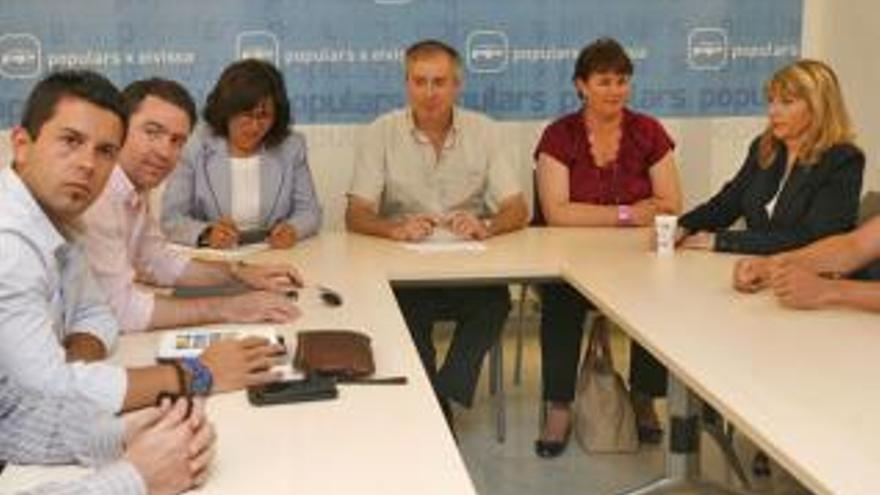 Vicent Serra, en el centro, y a la derecha Sánchez-Jáuregui durante el comité de dirección.
