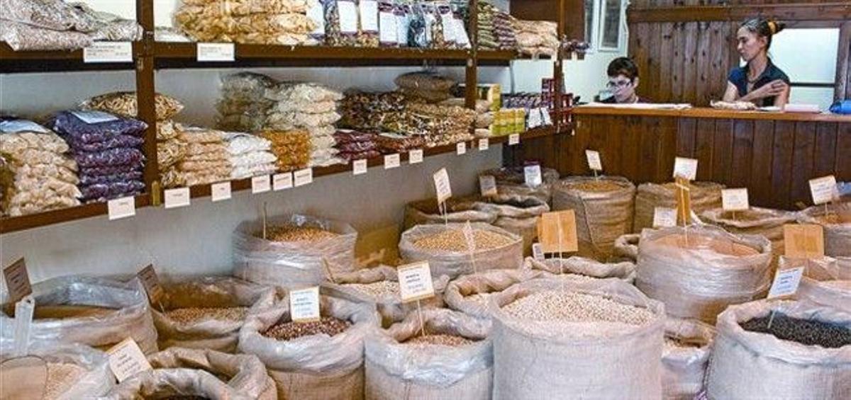 Unos sacos de legumbres y de arroz, en la tienda a granel Casa Torras, en la plaza Comercial, ayer.