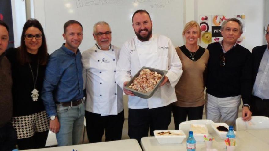 Los miembros del jurado con el eldense José María Gil, ganador de la categoría de Maestros Heladeros, en la sede de ANHCEA