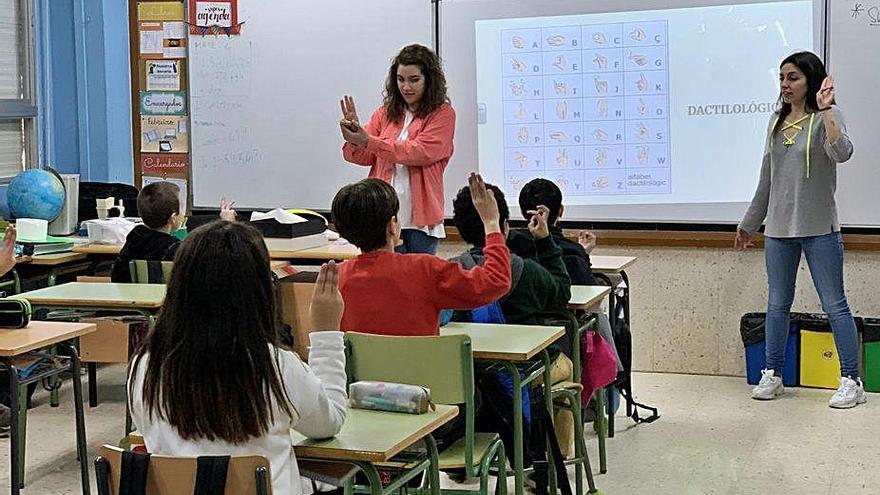 Una actividad de lengua de signos en el CEIP de Laredo, en Chapela.