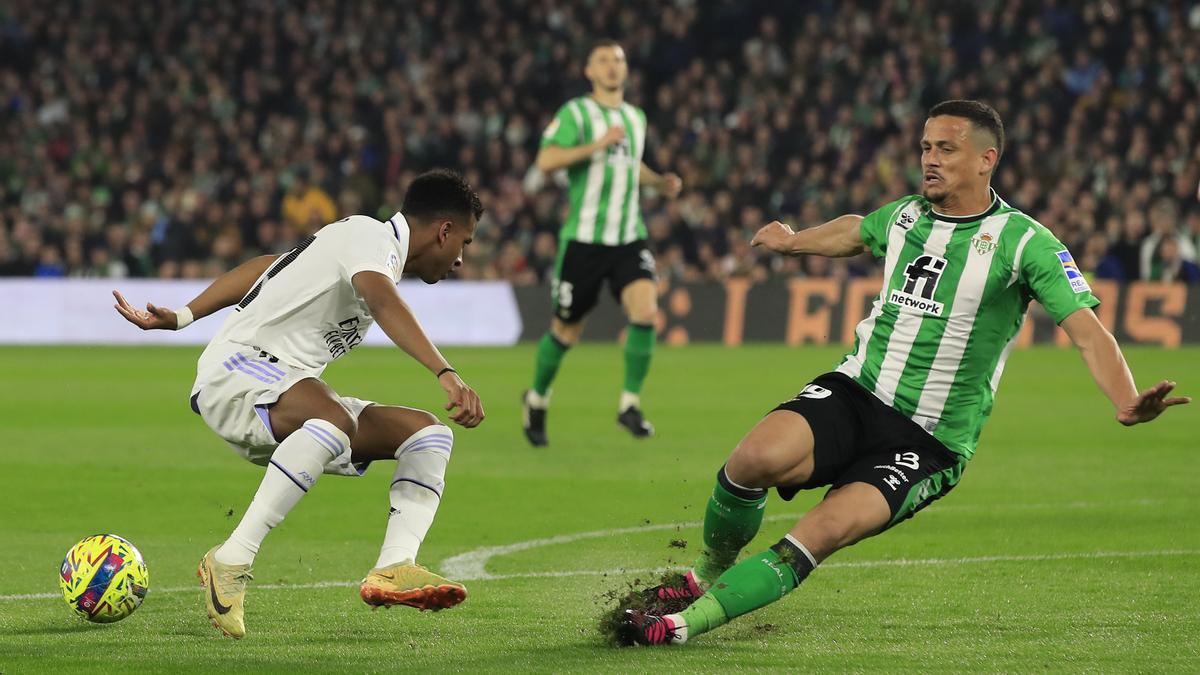 El defensa brasileño del Betis Luiz Felipe pelea un balón con el delantero brasileño del Real Madrid Rodrygo Goes durante el partido de LaLiga que Real Betis y Real Madrid disputan hoy domingo en el estadio Benito Villamarín, en Sevilla.