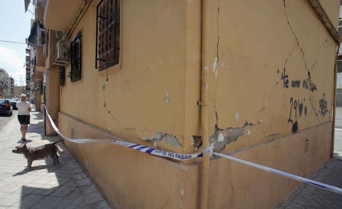 Vista de una grieta un una pared de una de las casas afectadas por los terremotos de los últimos días en el barrio del Zaidín de Granada. /Archivo. EFE/Pepe Torres