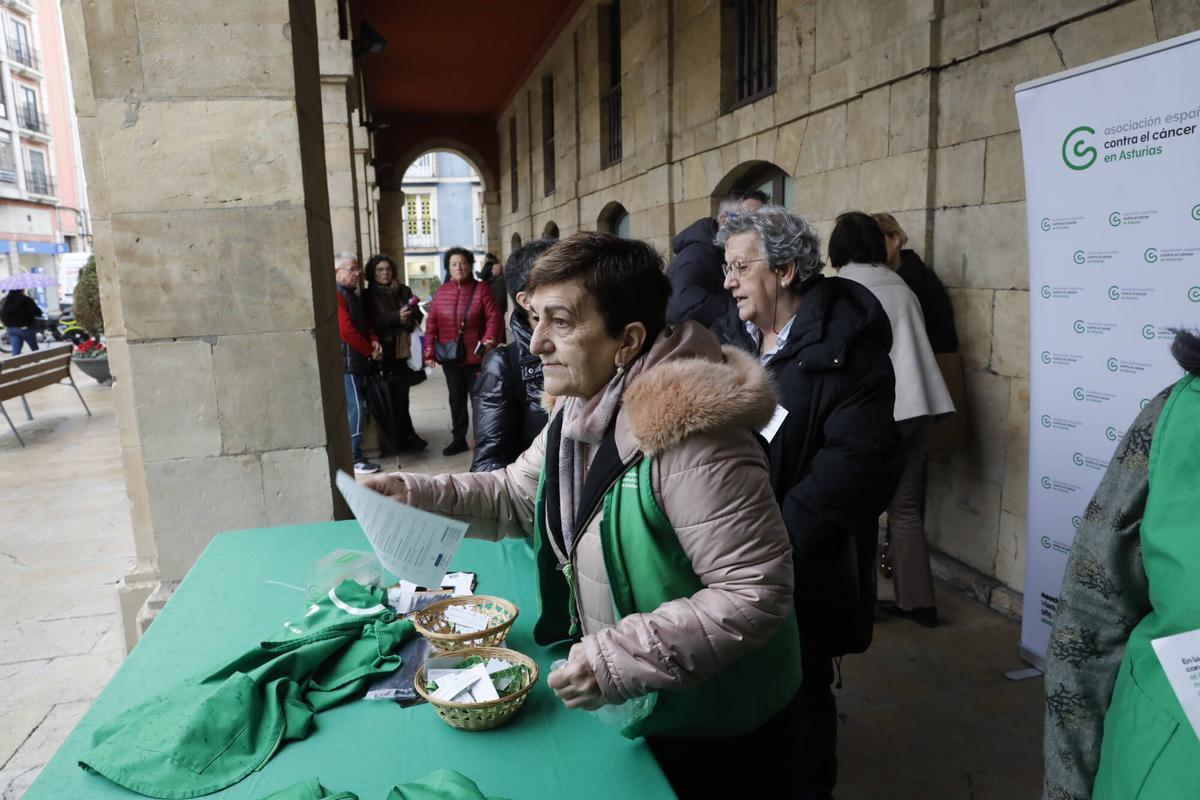 Avilés. Plaza de España. Acto de concienciación de la Asociación Contra el Cáncer