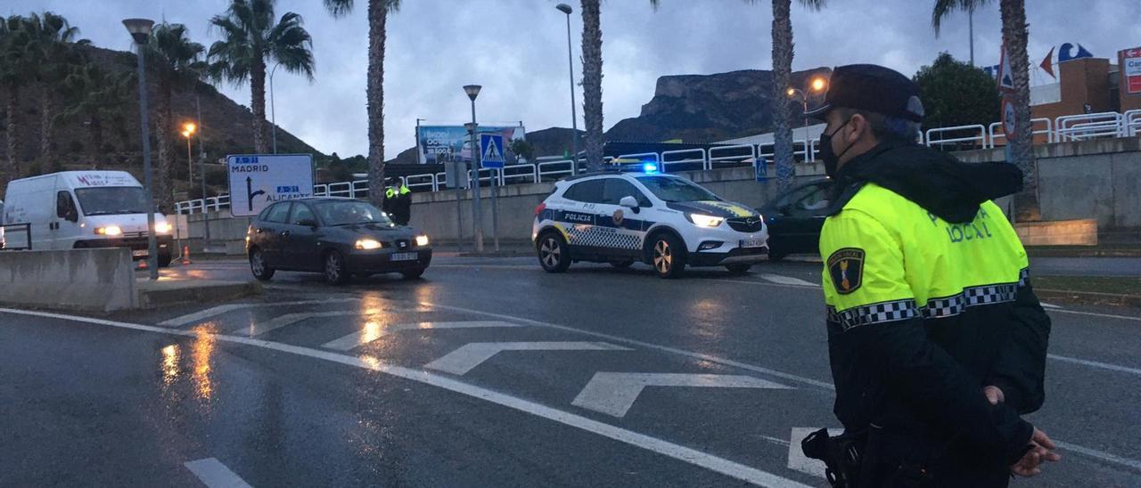 Una patrulla de la Policía Local de Petrer durante un control en el acceso a la localidad.