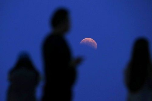 La Luna y el Sol se alinean en un extraño eclipse 'horizontal'