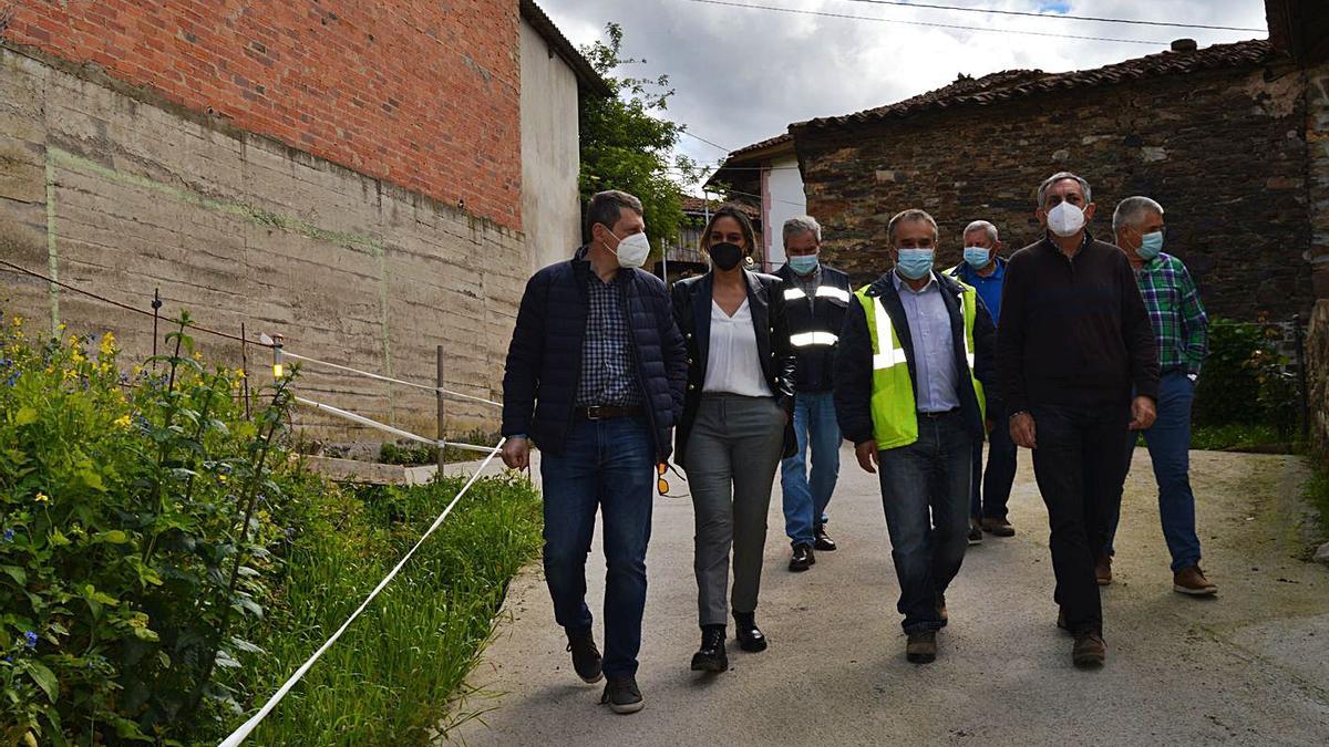 Por la izquierda, José Ramón Feito junto a Rita Camblor y Manuel Calvo, ayer, visitando el pueblo con personal de la empresa adjudicataria. | T. C.