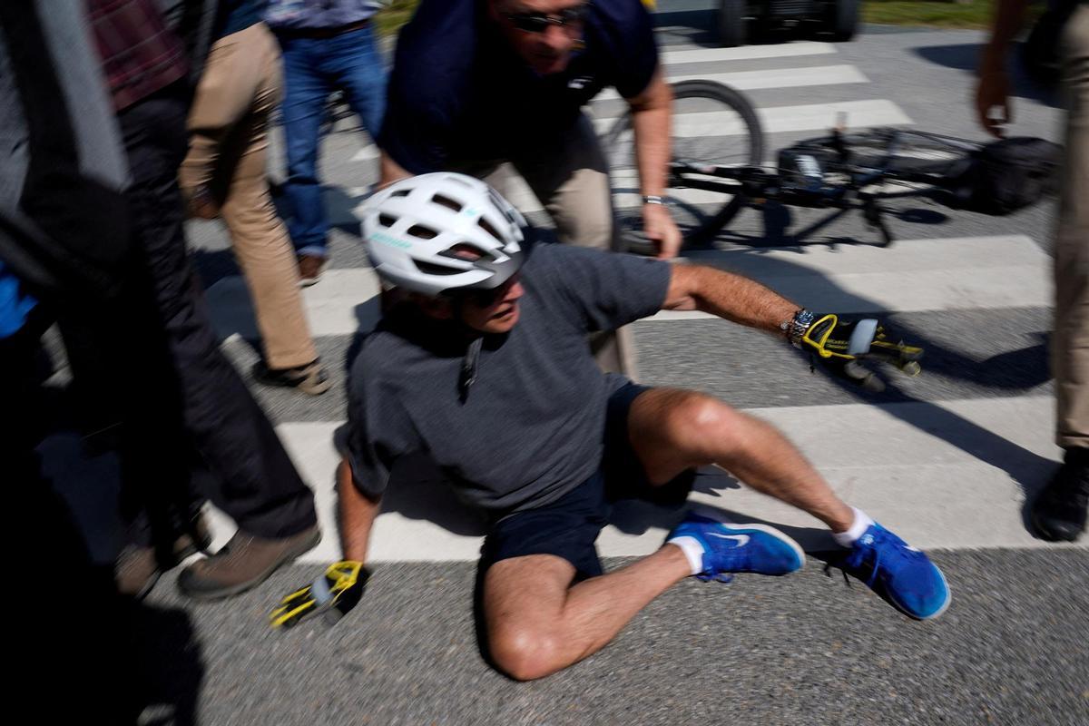 Biden se cae de la bicicleta cuando paseaba por la playa de Delaware