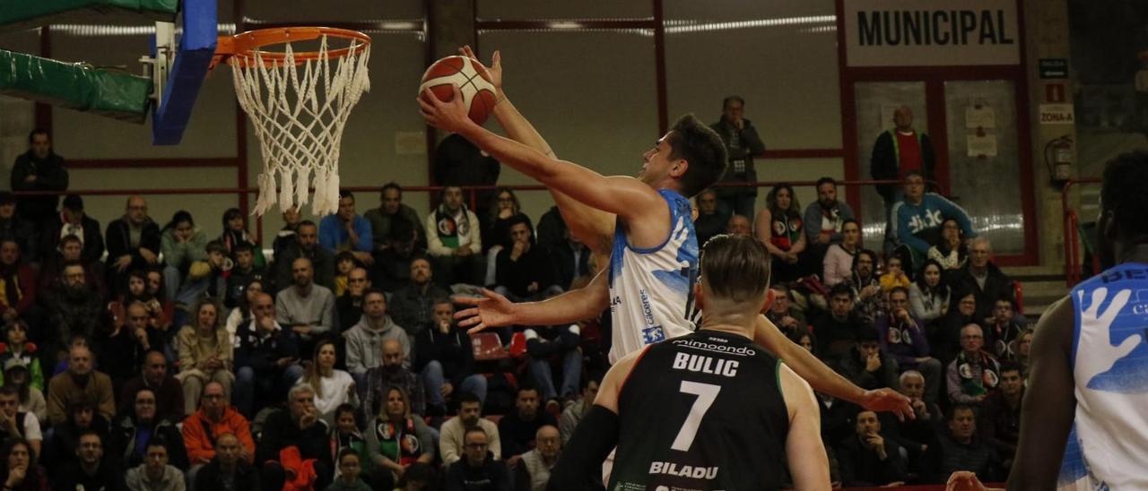 Pablo Sánchez entra a canasta ante el Cantabria.