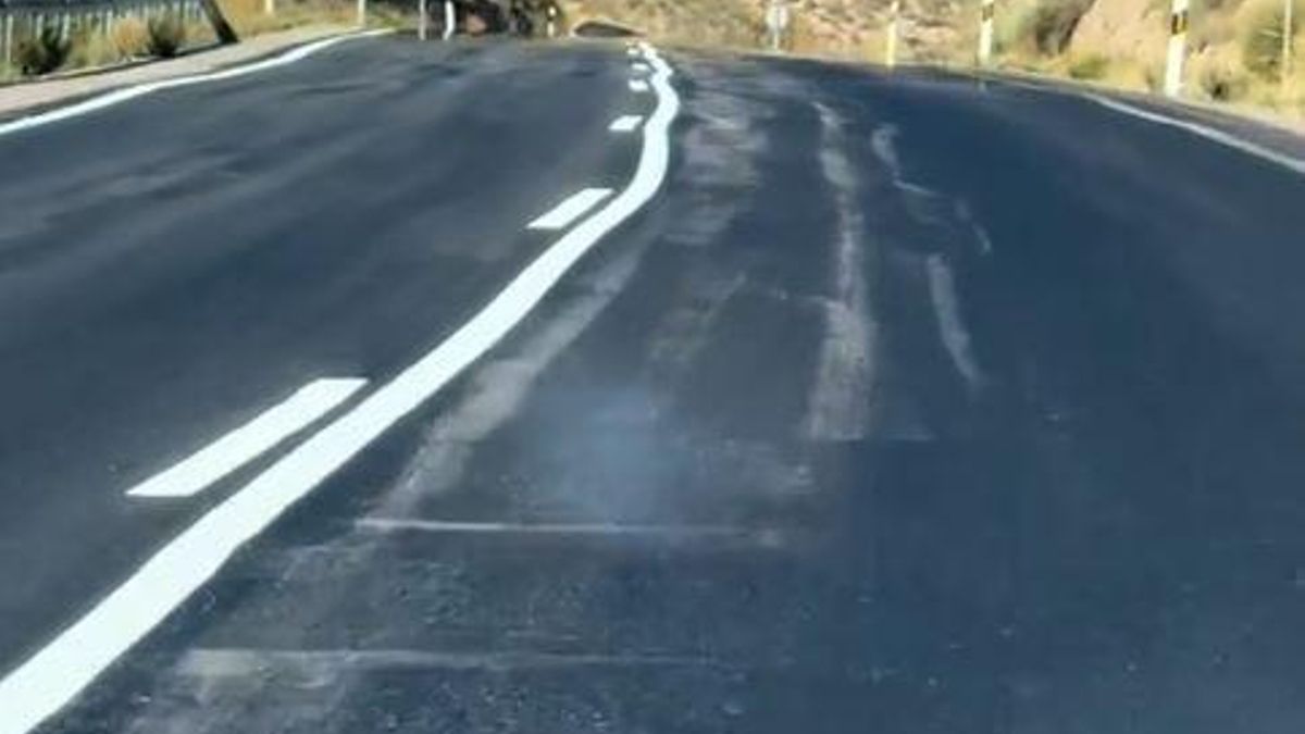Muestran las líneas recién pintadas de una carretera de Almería y las redes se indignan