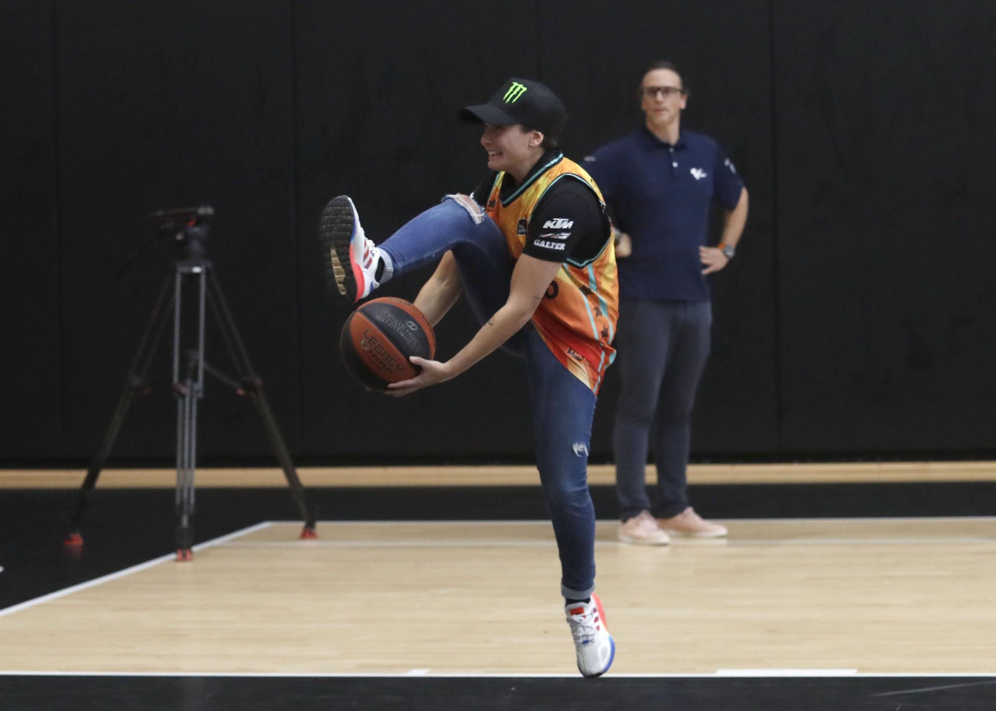 Los pilotos del Mundial de Motociclismo juegan a baloncesto en L´Alqueria del Basket