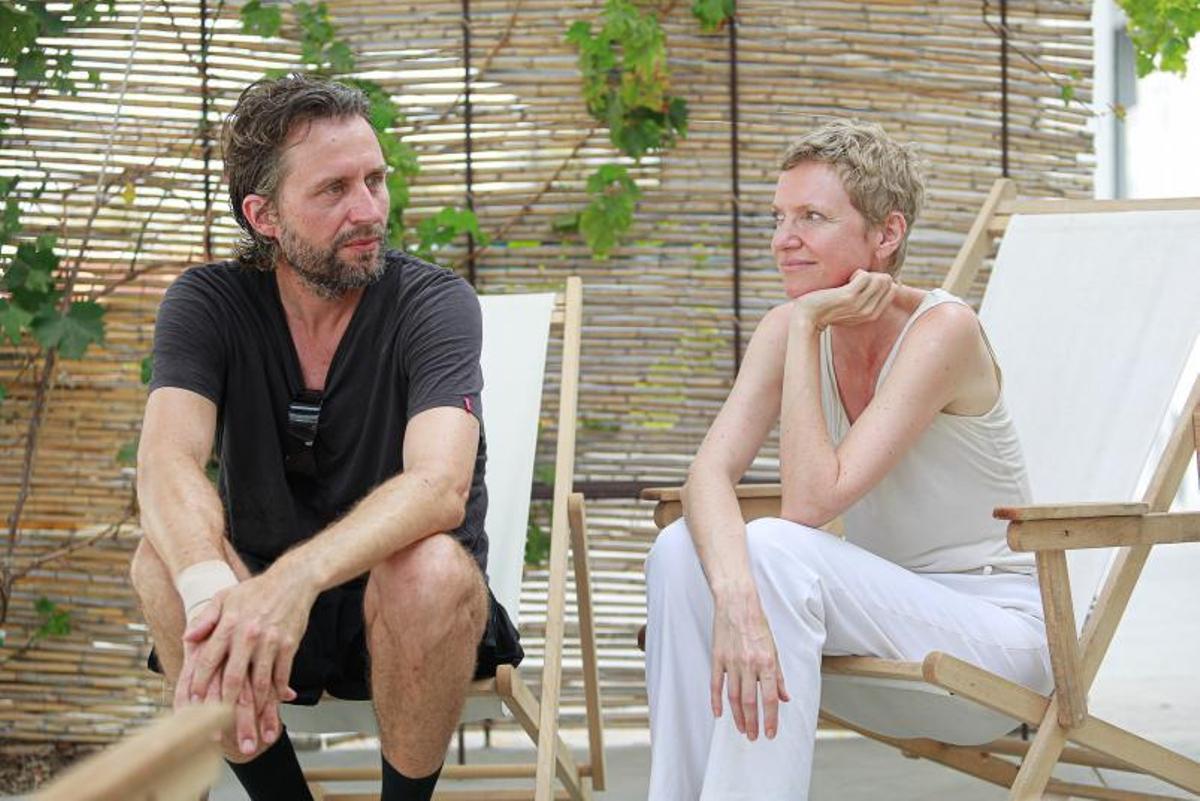 Nina Beier, rodeada de un enjambre de insectos que se mueven con la luz. |