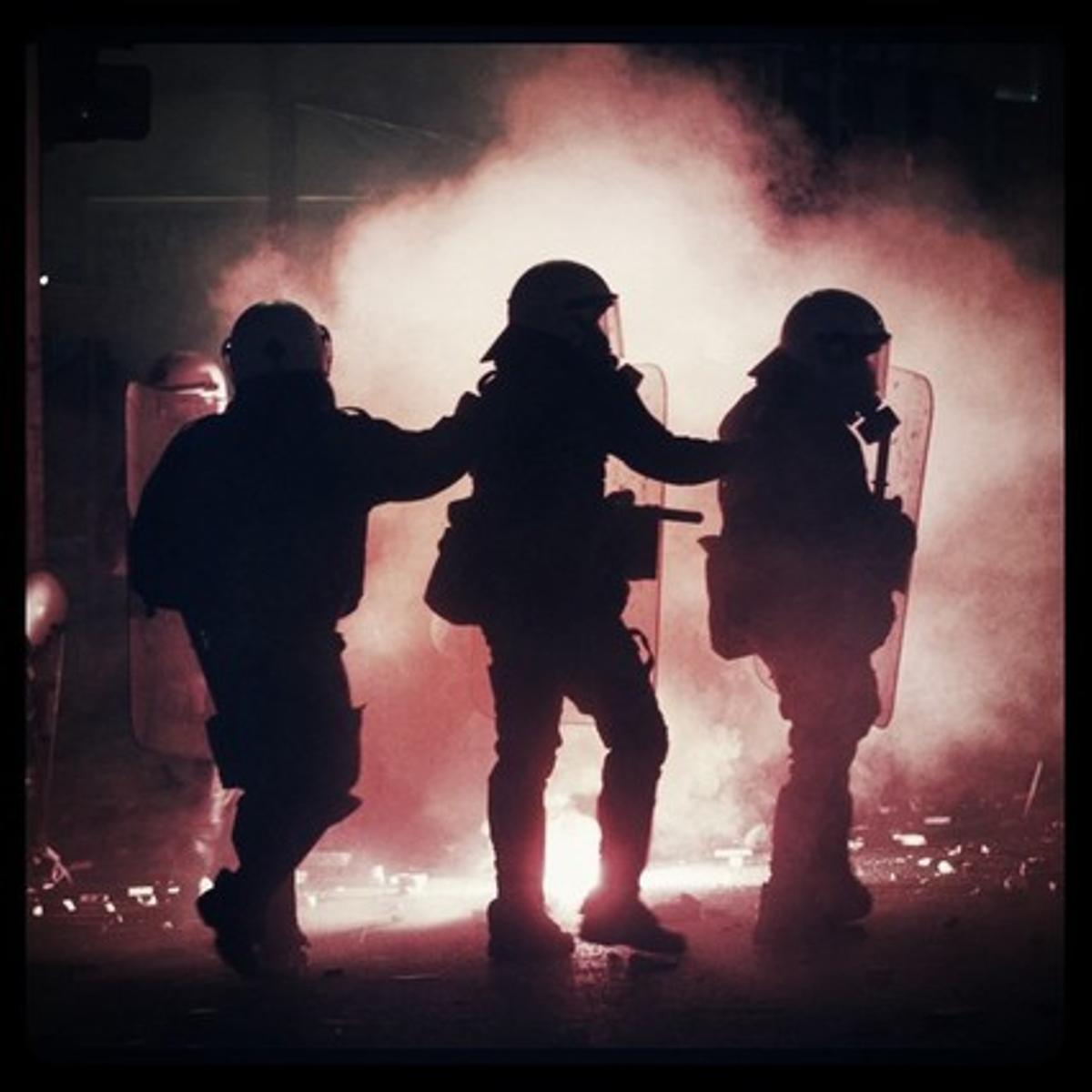 Una altra foto impactant dels antiavalots. Una altra foto impactant dels antiavalots.