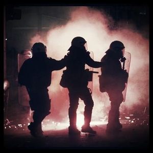 Una altra foto impactant dels antiavalots.