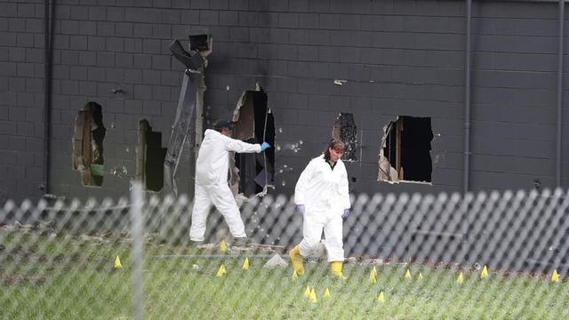 Agentes del FBI inspeccionan una de las paredes del Pulse Night Clubn de Orlando.