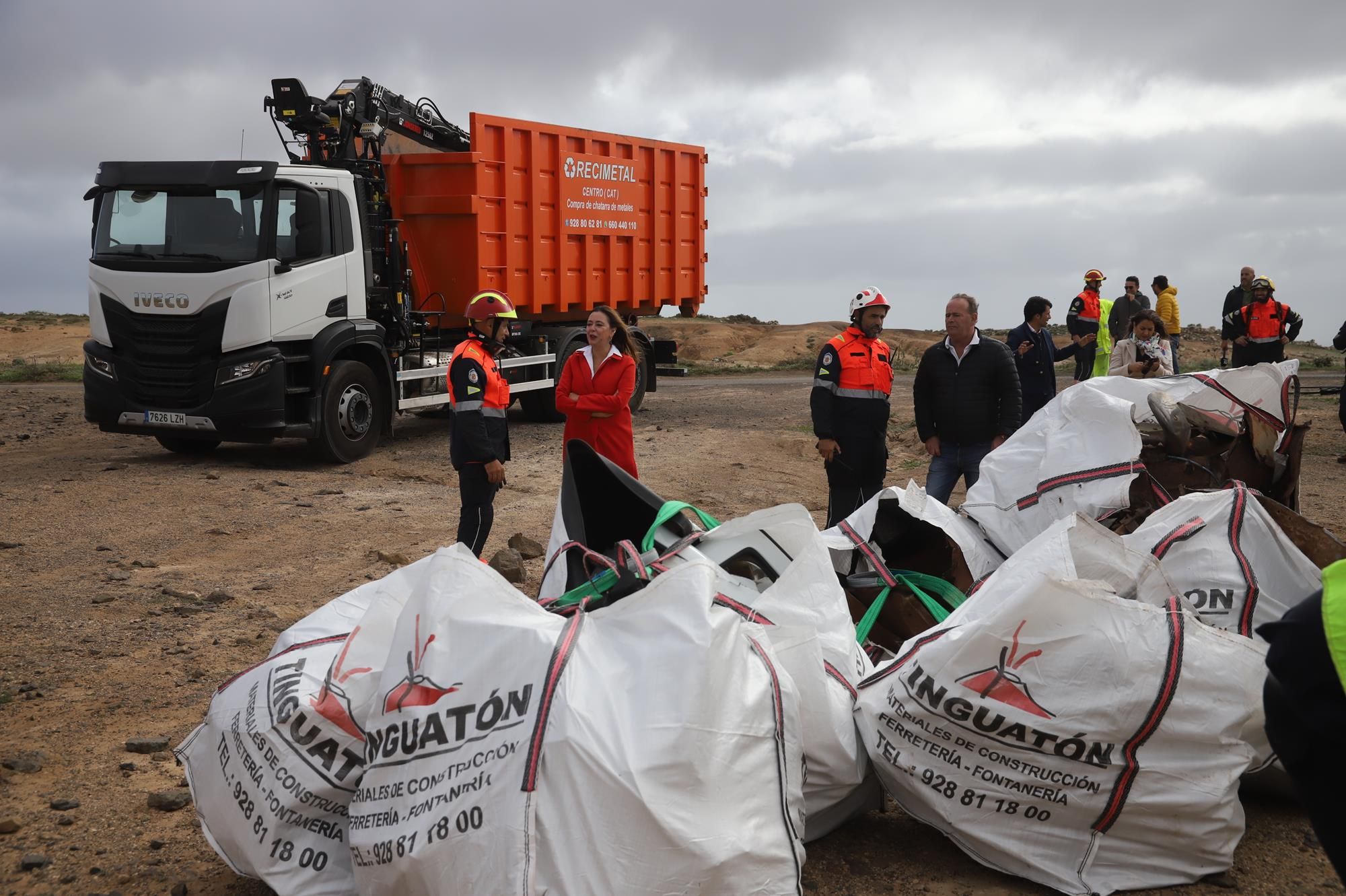 El Cabildo de Lanzarote retira vehículos precipitados en el Risco de Famara y Barranco de Temisa