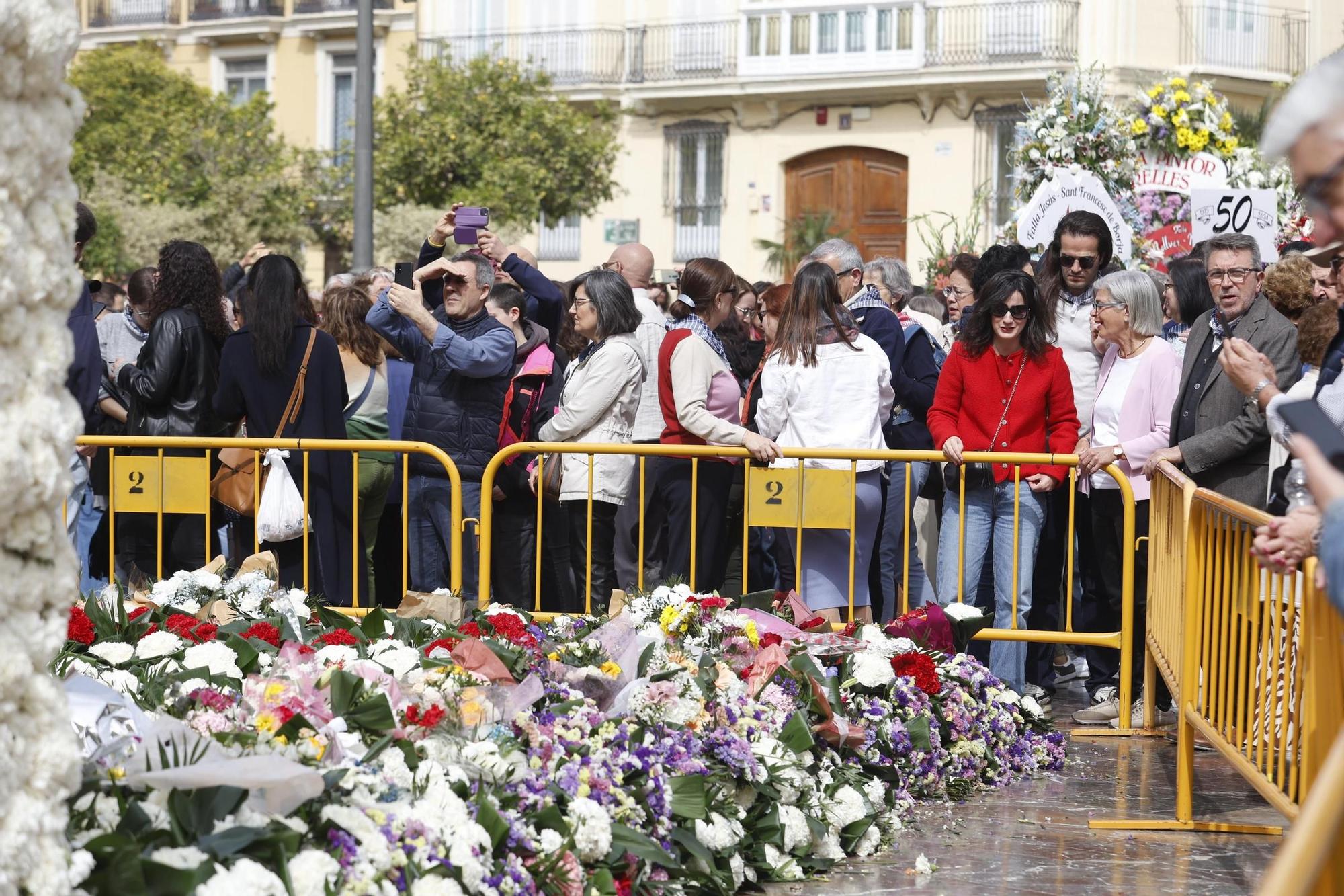 Cientos de personas acuden a ver el manto de la Virgen