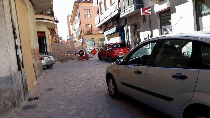 Algunos vehículos ya accediendo a la calle Hospital de San Juan desde Herreros.