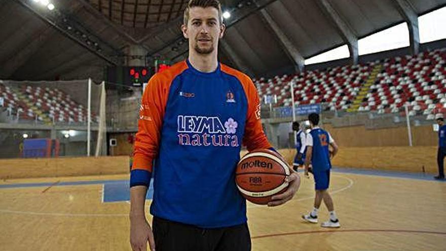 Mirza Bulic, antes de un entrenamiento con el Leyma en el Palacio de los Deportes de Riazor.