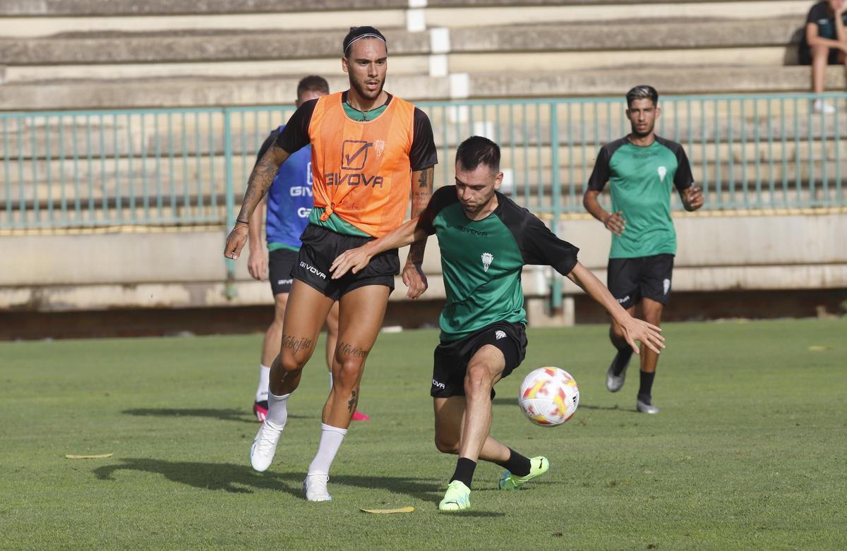 Gudelj y Lapeña, en un entrenamiento del Córdoba CF al inicio de Liga.