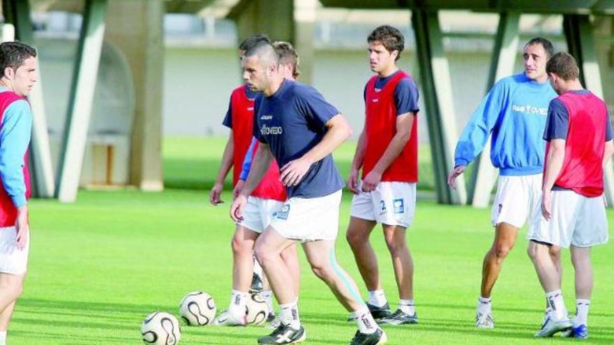 Cervero se dispone a golpear la pelota, ayer, durante el entrenamiento del Oviedo en Albacete, camino de Caravaca.