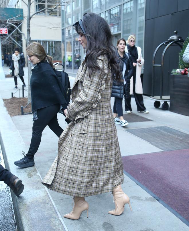 Fotografía lateral de Camilla Cabello en la que se aprecia muy bien cómo lleva un lazo en el pelo a modo de diadema