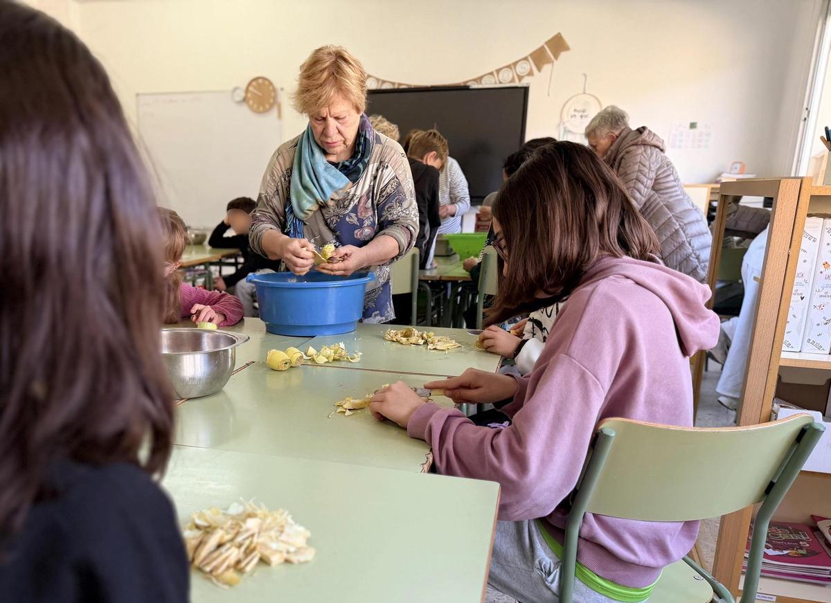 Los alumnos participan en un taller de cocina