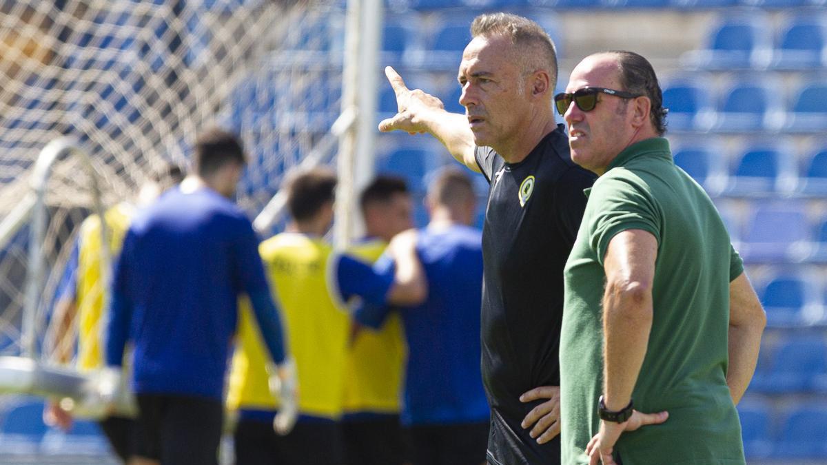 Ángel Rodríguez da indicaciones a los futbolistas en el entrenamiento al lado de Dani Barroso, director de cantera.