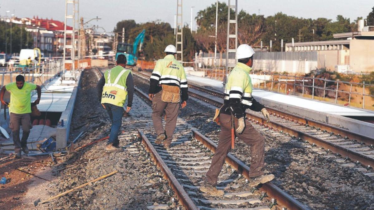 Imagen de los trabajos realizados en las infraestructuras dañadas por la dana en València.