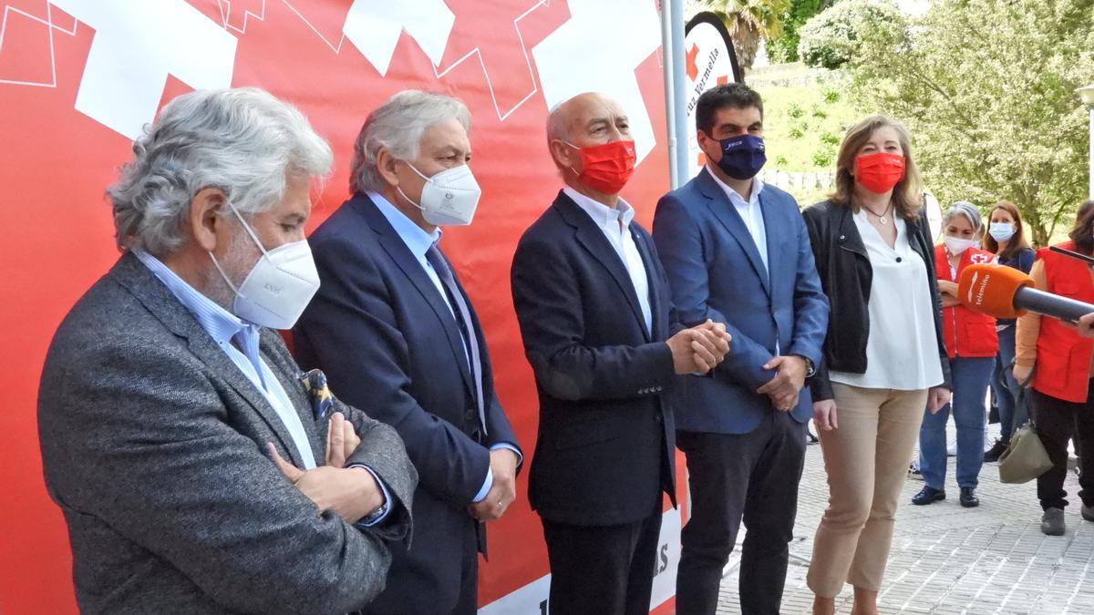 Representantes de las instituciones en el acto de ayer de Cruz Roja en Ourense. // FERNANDO CASANOVA