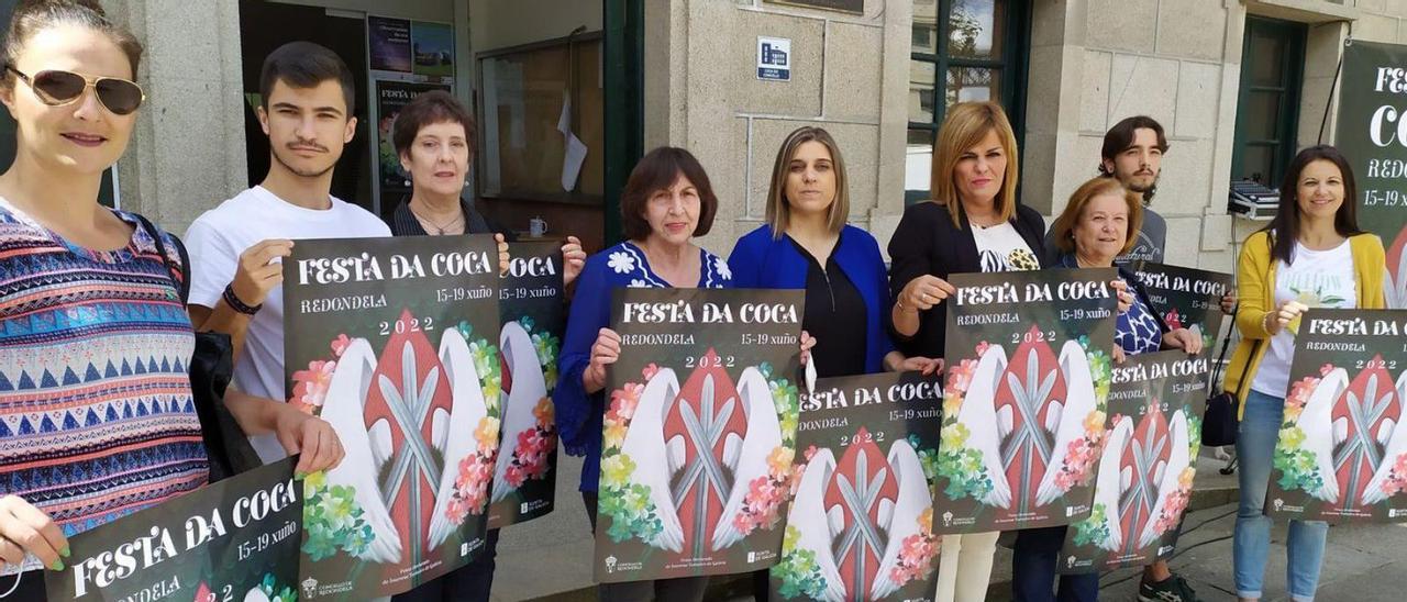 Presentación de la Festa da Coca, ayer, con la alcaldesa, las alfombristas y danzantes.   // A.P.