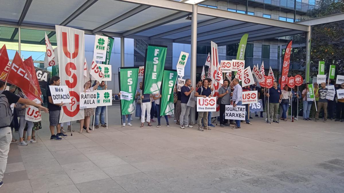 Protesta de los sindicatos de la enseñanza concertada antes de la reunión
