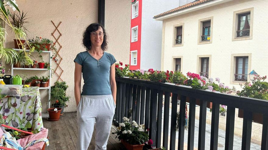 Sara Ceballos, ayer, mientras regaba y barría el balcón de la Casa del Chino. | LNE