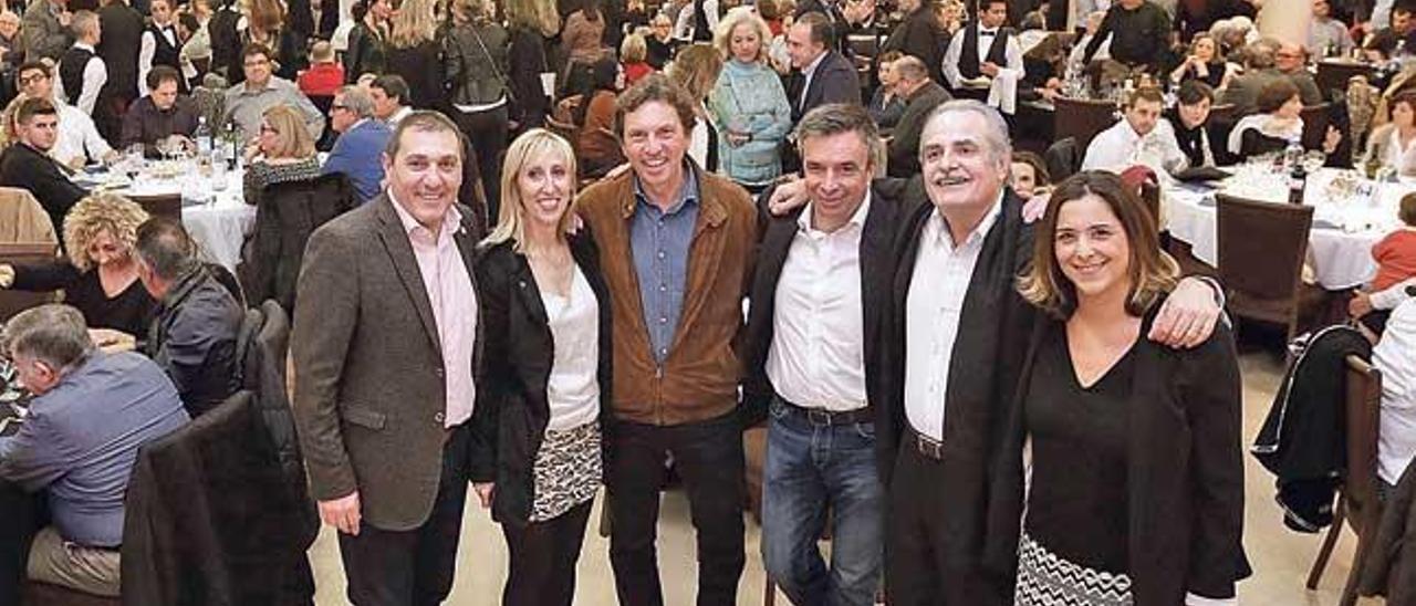 Imagen de la cena de Navidad del PP y cierre de Campaña, al fondo los de NN GG se comieron la pizza.