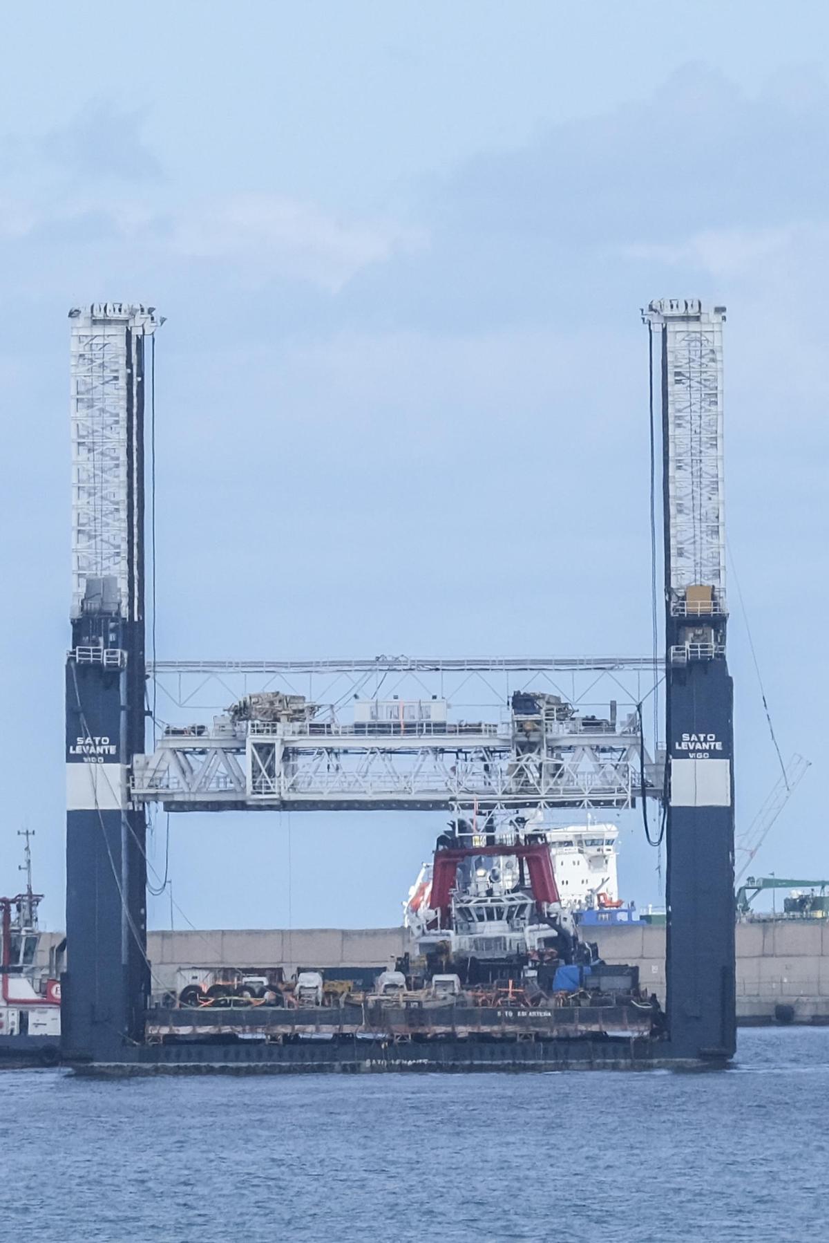 El 'Sato Levante', que se encargará de elaborar los cajones para ampliar el muelle comercial de Fuerteventura