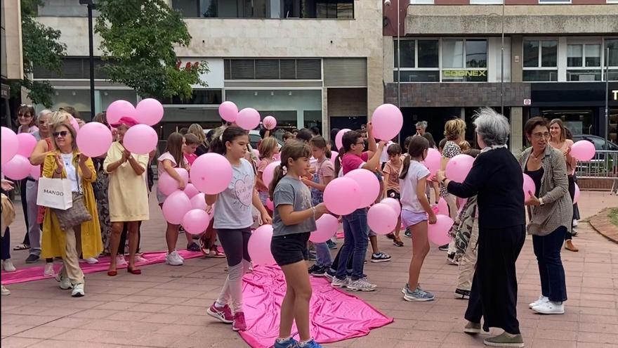 L&#039;Oncolliga recrea un llaç rosa a la plaça Miquel Santaló per &quot;trencar el silenci&quot; al voltant del càncer de mama