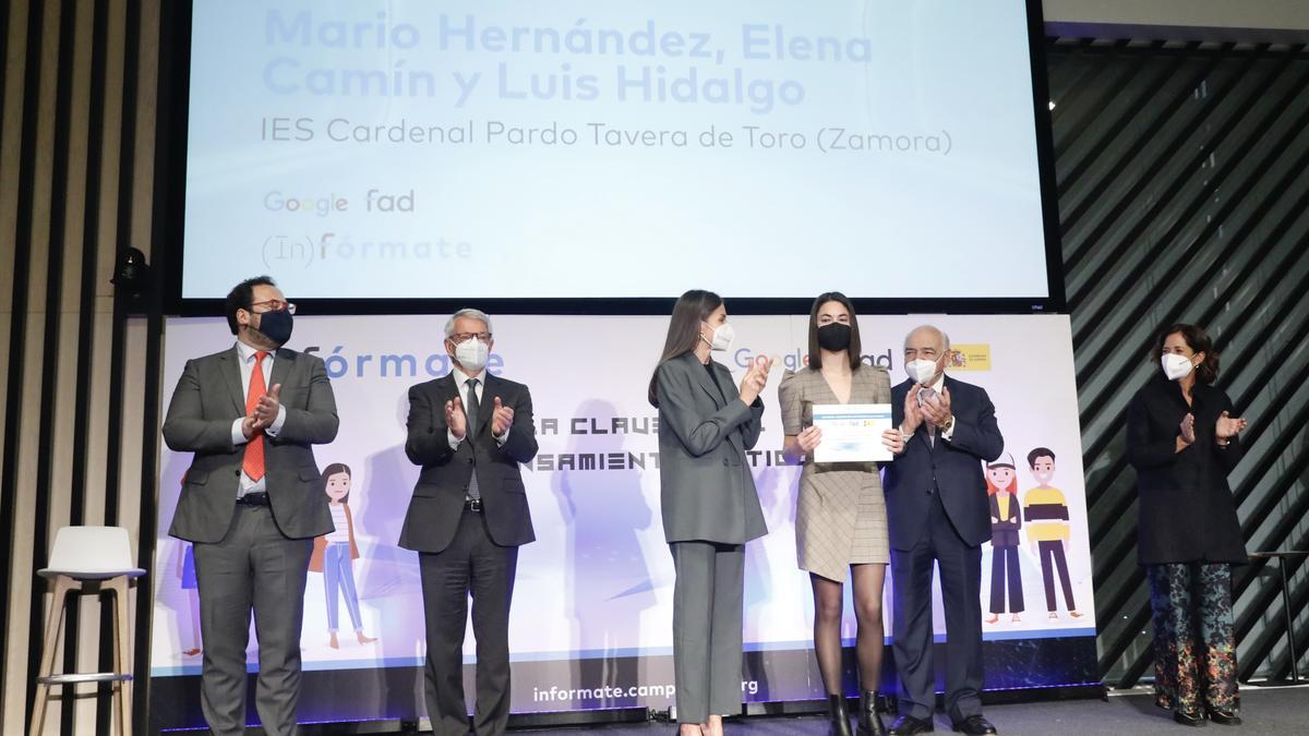 La reina Letizia le otorga el premio a Elena Camín