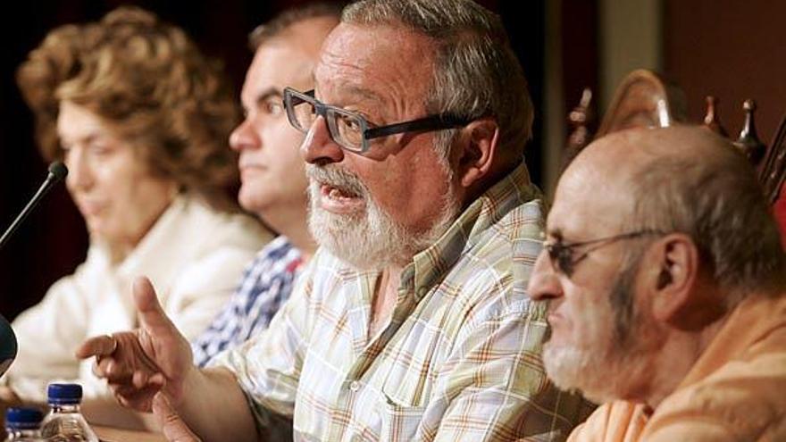 De izq. a dcha., la historiadora Carmen Iglesias, Carlos Martínz Gorriarán, miembro de UPyD, y los escritores Fernando Savater y Alvaro Pombo