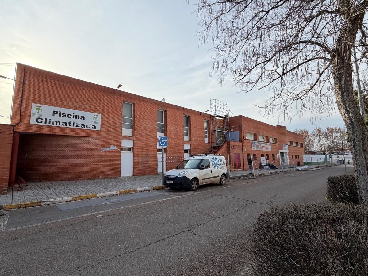 Fachada exterior de la piscina climatizada en el polideportivo.