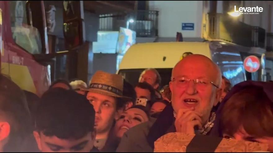Fallas 2026: Juan Roig cantando el himno de la Comunitat Valenciana en la cremà de la falla Convento