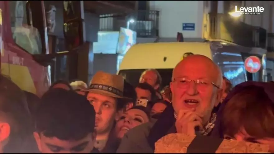 Fallas 2026: Juan Roig cantando el himno de la Comunitat Valenciana en la cremà de la falla Convento