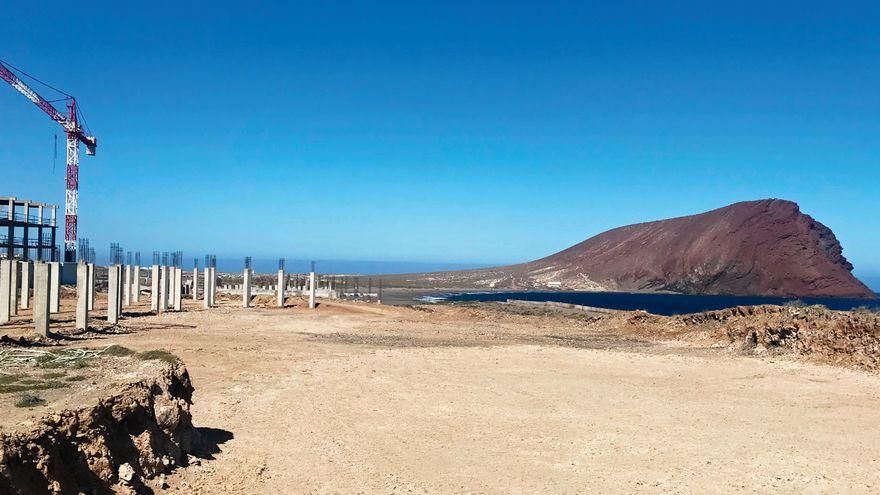 Durante la pandemia, una constructora gallega levantó el esqueleto de un hotel en la icónica playa de La Tejita (Tenerife).