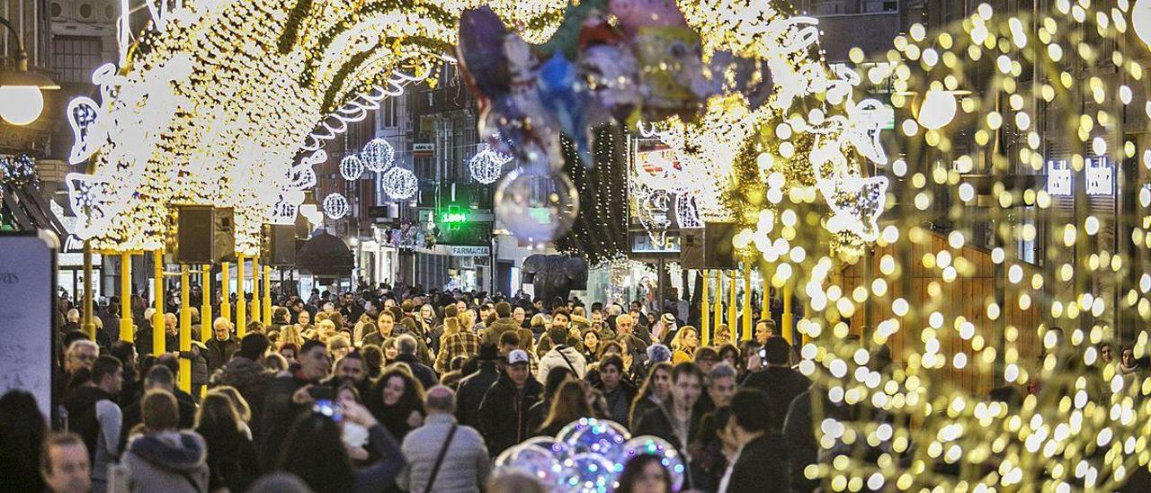 El túnel de luz que se instaló durante las pasadas Navidades en la calle Pelayo.