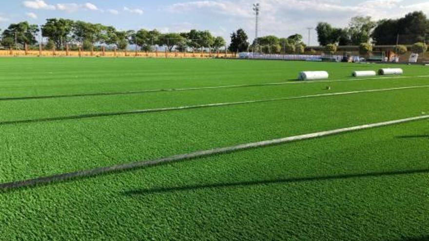 Algemesí renueva el campo de césped artificial del polideportivo Joan Girbés