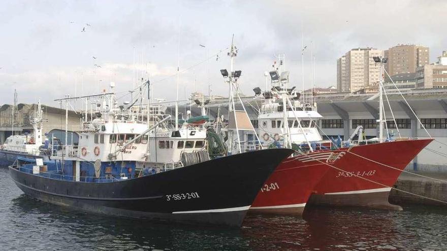 Tres pesqueiros amarrados no porto da Coruña.