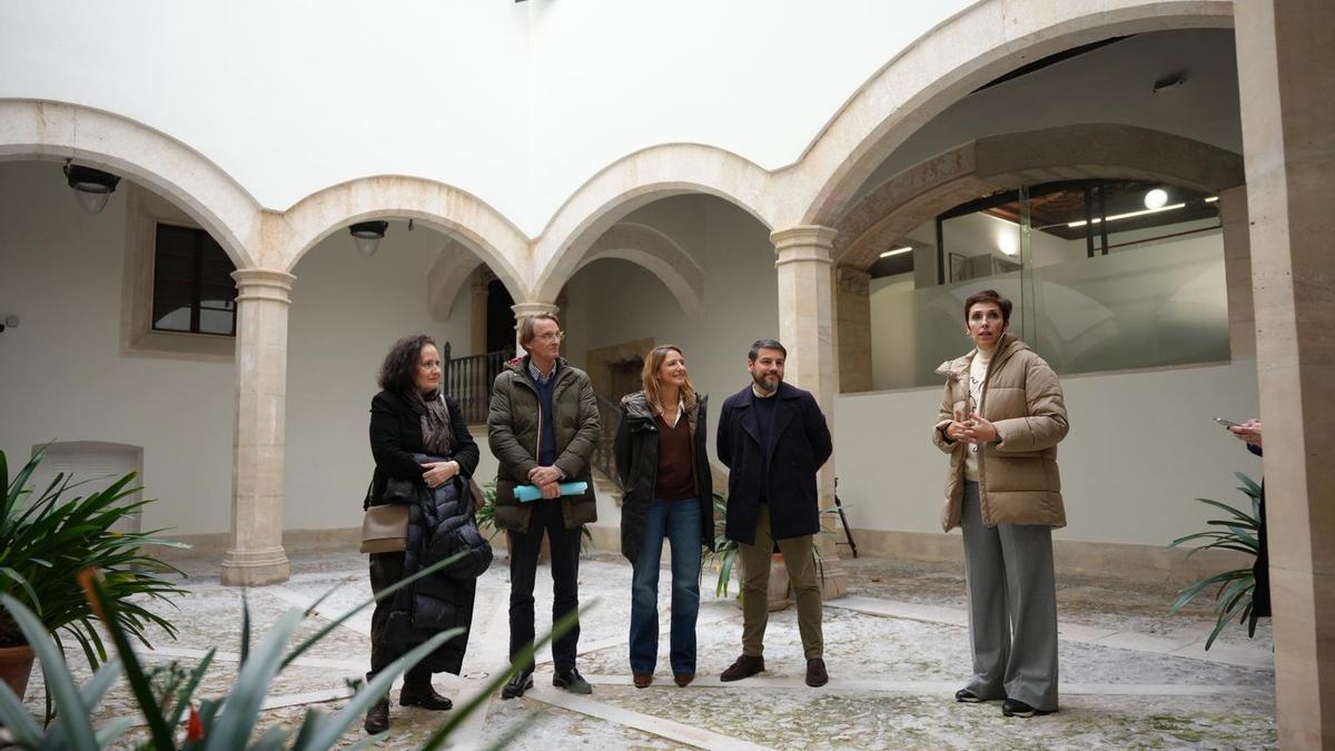 La arquitecta Sonia Franco, a la derecha, explica la reforma a representantes de Cort.