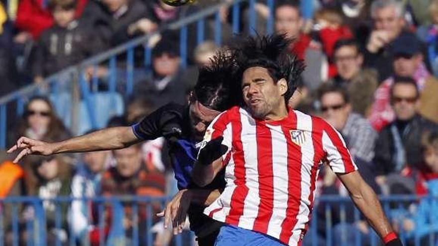 Falcao pelea por un balón con un jugador del Rayo. / efe / javier lizón