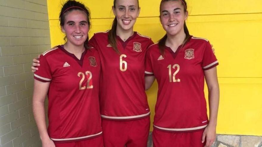 Mariona, Torrecilla y Guijarro, con la camiseta de la selecciÃ³n.