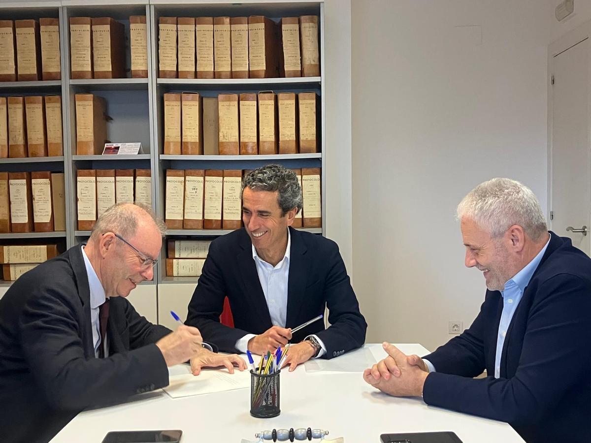 El alcalde y el delegado de Gadisa en A Coruña durante la firma del convenio ante notario.